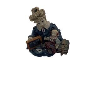 Boyds Collection Michelle with Daisy Reading Figurine 1996 Multicolor